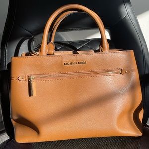 New Micheal Kors Hailee Saffiano Medium Leather Crossbody